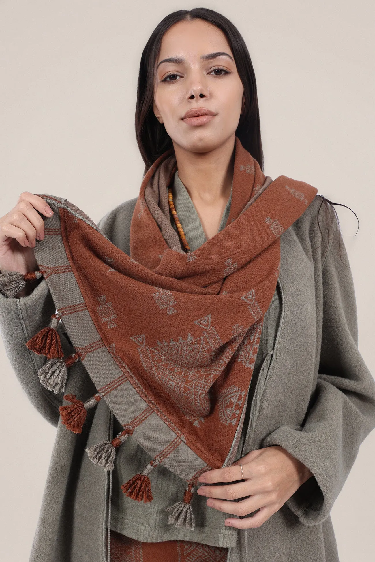 Scarf in patterned jacquard with tassels